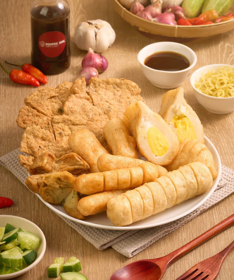 Produk pempek dan batagor Jeol Food lengkap dengan telur dan mie